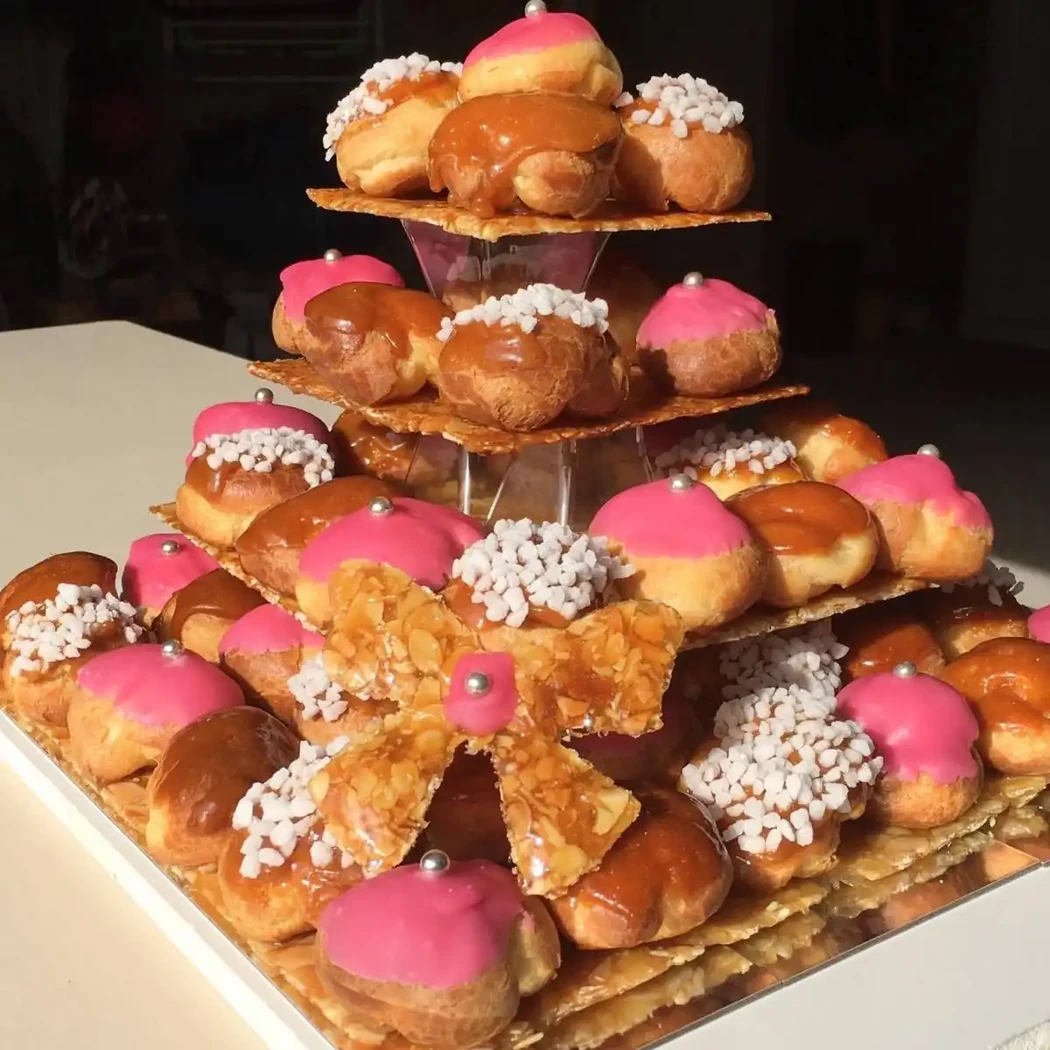 Pièce montée (3 choux/personne/6.50 euros)